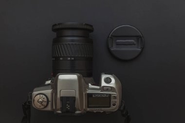 Koyu siyah masa arka planı üzerinde dslr kamera sistemi ile Fotoğrafçı işyeri. Hobi seyahat fotoğrafçılığı konsepti