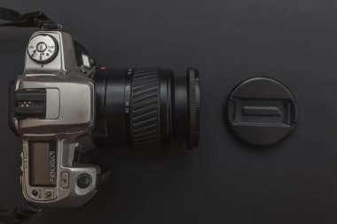 Koyu siyah masa arka planı üzerinde dslr kamera sistemi ile Fotoğrafçı işyeri. Hobi seyahat fotoğrafçılığı konsepti