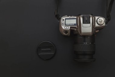 Koyu siyah masa arka planı üzerinde dslr kamera sistemi ile Fotoğrafçı işyeri. Hobi seyahat fotoğrafçılığı konsepti