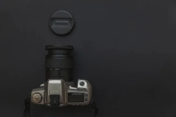 暗い黒いテーブルの背景にdslrカメラシステムを持つ写真家の職場。ホビー旅行写真コンセプト — ストック写真