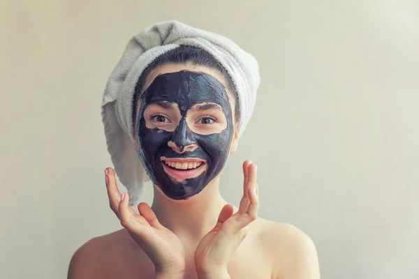 Vrouw zwarte voedende masker aanbrengen op gezicht — Stockfoto