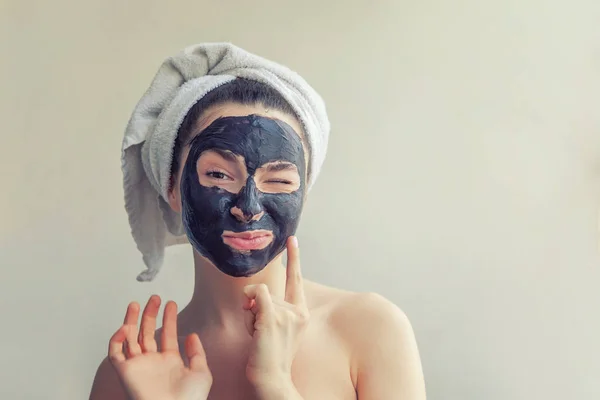 Nő alkalmazása fekete tápláló maszk, arc — Stock Fotó