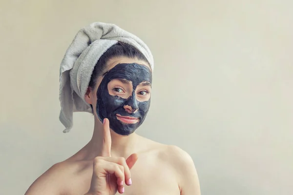 Kvinna som tillämpar svart närande mask på ansikte — Stockfoto