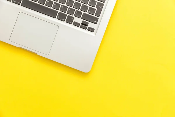Klawiatura laptop komputer izolowane na żółtym tle biurka. Nowoczesna technologia informacyjna i postęp w zakresie SOFWARE — Zdjęcie stockowe