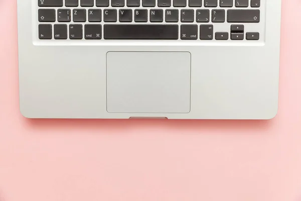 Klawiatura laptop komputer na białym tle na różowy pastel biurko. Nowoczesna technologia informacyjna i postęp w zakresie SOFWARE — Zdjęcie stockowe
