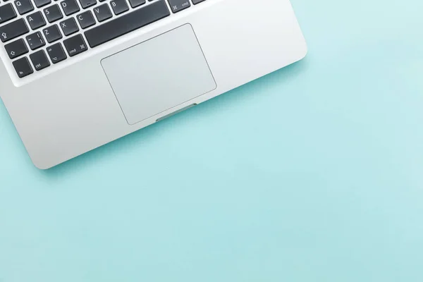 Klawiatura laptop komputer na białym tle na niebieskim tle biurka. Nowoczesna technologia informacyjna i postęp w zakresie SOFWARE — Zdjęcie stockowe