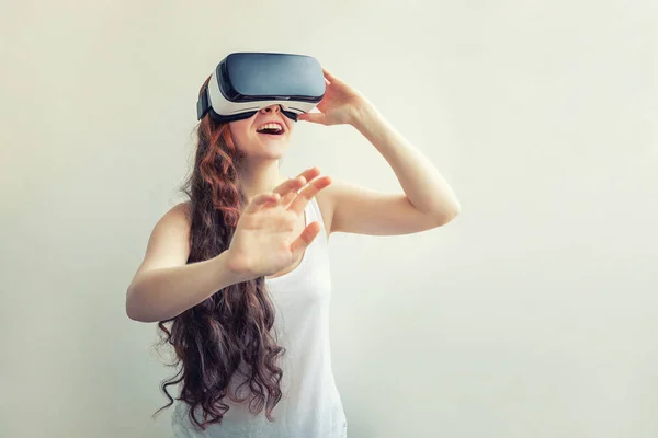 Sorria jovem usando óculos realidade virtual VR capacete headset no fundo branco. Smartphone usando com óculos de realidade virtual — Fotografia de Stock