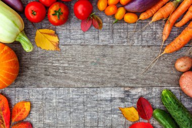 Ülke tarzı ahşap arka planda farklı taze organik sebzeler.