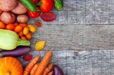 Ülke tarzı ahşap arka planda farklı taze organik sebzeler.