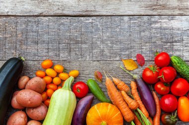 Ülke tarzı ahşap arka planda farklı taze organik sebzeler.