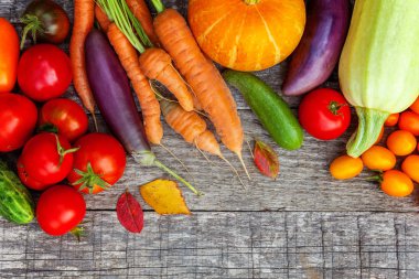 Ülke tarzı ahşap arka planda farklı taze organik sebzeler.