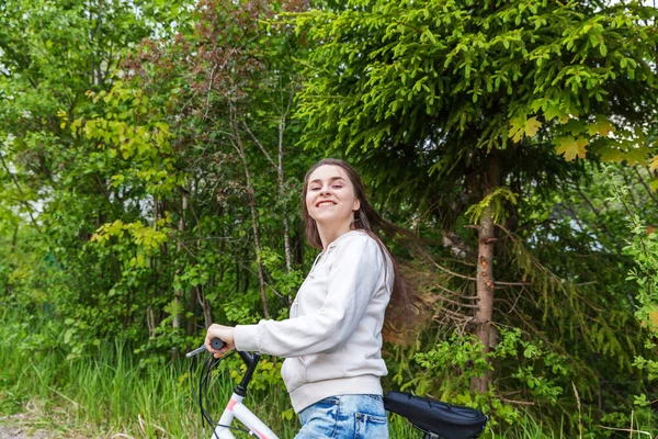 야외 에서 여름 도시 공원에서 자전거를 타고 젊은 여자. 활동적인 사람들. 힙스터 소녀 휴식과 라이더 자전거 — 스톡 사진