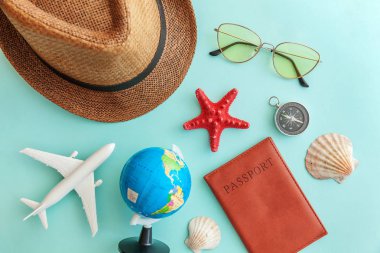 Mavi pastel renkli trendy modern arka plan minimal basit düz lay seyahat macera gezisi konsepti