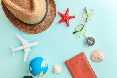 Mavi pastel renkli trendy modern arka plan minimal basit düz lay seyahat macera gezisi konsepti