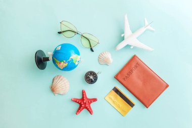 Mavi pastel renkli trendy modern arka plan minimal basit düz lay seyahat macera gezisi konsepti