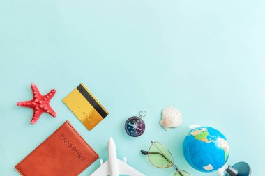 Mavi pastel renkli trendy modern arka plan minimal basit düz lay seyahat macera gezisi konsepti