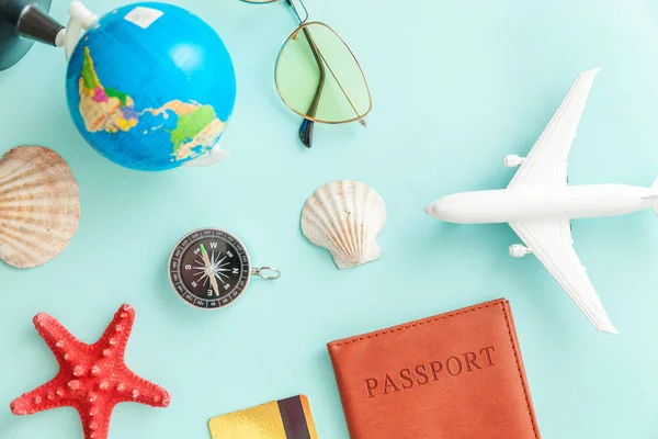 Minimale einfache flache Reiseabenteuerreise-Konzept auf blauem pastellfarbenem, trendy modernem Hintergrund — Stockfoto