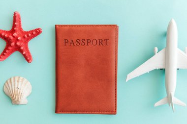 Mavi pastel renkli trendy modern arka plan minimal basit düz lay seyahat macera gezisi konsepti