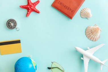 Mavi pastel renkli trendy modern arka plan minimal basit düz lay seyahat macera gezisi konsepti