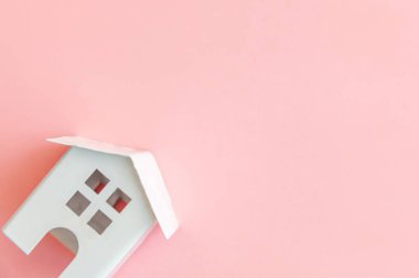 Pastel pembe minyatür beyaz oyuncak ev