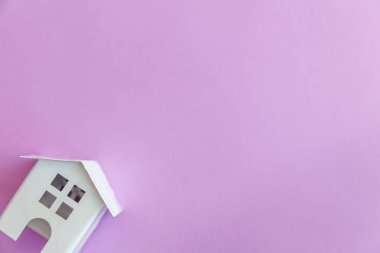 Mor Menekşe pastel arka plan minyatür beyaz oyuncak ev