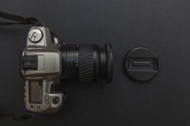 Koyu siyah masa arka planı üzerinde dslr kamera sistemi ile Fotoğrafçı işyeri. Hobi seyahat fotoğrafçılığı konsepti