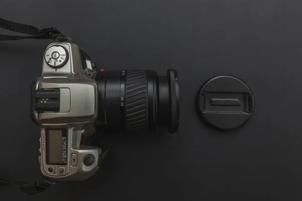 Робоче місце фотографа з системою камери dslr на фоні темно-чорного столу. концепція фотографії подорожей хобі — стокове фото