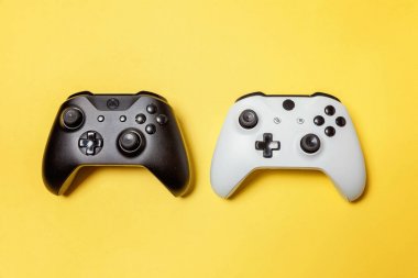 Sarı arka planda beyaz ve siyah iki joystick. Bilgisayar oyun Yarışması videogame kontrol çatışma kavramı