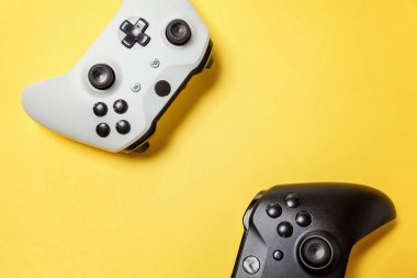 Sarı arka planda beyaz ve siyah iki joystick. Bilgisayar oyun Yarışması videogame kontrol çatışma kavramı