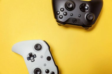 Sarı arka planda beyaz ve siyah iki joystick. Bilgisayar oyun Yarışması videogame kontrol çatışma kavramı