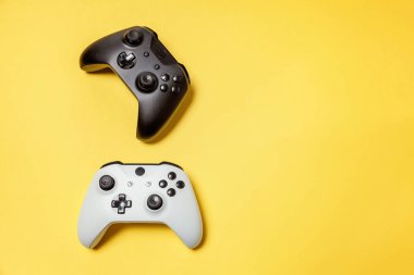 Sarı arka planda beyaz ve siyah iki joystick. Bilgisayar oyun Yarışması videogame kontrol çatışma kavramı