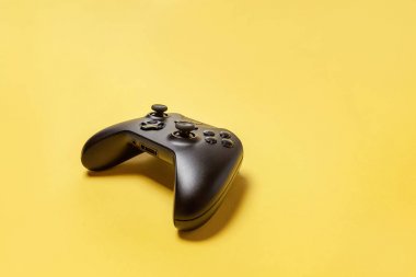 Sarı arka planda siyah joystick. Bilgisayar oyun Yarışması videogame kontrol çatışma kavramı