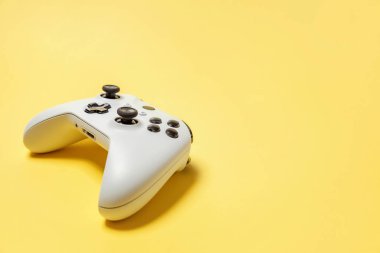 Sarı arka planda beyaz joystick. Bilgisayar oyun rekabet videooyunu kontrol çatışma kavramı