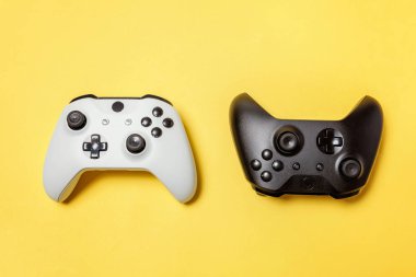 Sarı arka planda beyaz ve siyah iki joystick. Bilgisayar oyun Yarışması videogame kontrol çatışma kavramı