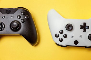 Sarı arka planda beyaz ve siyah iki joystick. Bilgisayar oyun Yarışması videogame kontrol çatışma kavramı