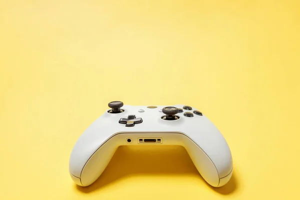 Joystick blanco sobre fondo amarillo. Juego de ordenador competencia videojuego control confrontación concepto — Foto de Stock