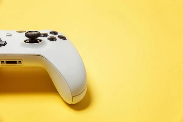 Joystick blanc sur fond jaune. Concurrence de jeux vidéo concept de confrontation de contrôle de jeu vidéo — Photo