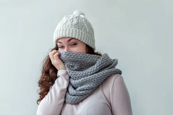 Lachen meisje dragen van warme kleren hoed en sjaal geïsoleerd op witte achtergrond — Stockfoto