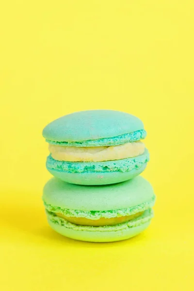 Французское сладкое печенье. Минимальная концепция пищевой пекарни. Синий макаронный торт изолирован на желтом фоне — стоковое фото