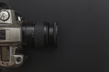 Koyu siyah masa arka planı üzerinde dslr kamera sistemi ile Fotoğrafçı işyeri. Hobi seyahat fotoğrafçılığı konsepti