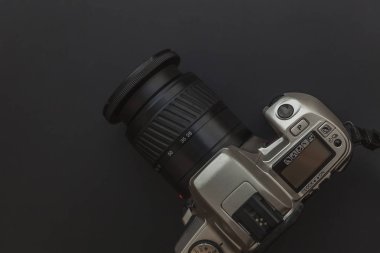 Koyu siyah masa arka planı üzerinde dslr kamera sistemi ile Fotoğrafçı işyeri. Hobi seyahat fotoğrafçılığı konsepti