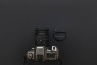 Koyu siyah masa arka planı üzerinde dslr kamera sistemi ile Fotoğrafçı işyeri. Hobi seyahat fotoğrafçılığı konsepti