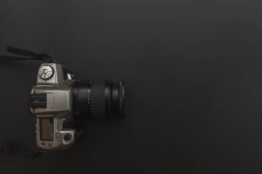 Koyu siyah masa arka planı üzerinde dslr kamera sistemi ile Fotoğrafçı işyeri. Hobi seyahat fotoğrafçılığı konsepti