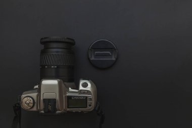 Koyu siyah masa arka planı üzerinde dslr kamera sistemi ile Fotoğrafçı işyeri. Hobi seyahat fotoğrafçılığı konsepti