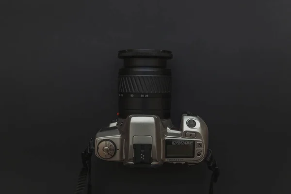 Fotograf-Arbeitsplatz mit DSLR-Kamerasystem auf dunklem schwarzem Tischhintergrund. Hobby Reisefotografie Konzept — Stockfoto