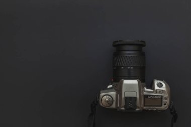 Koyu siyah masa arka planı üzerinde dslr kamera sistemi ile Fotoğrafçı işyeri. Hobi seyahat fotoğrafçılığı konsepti