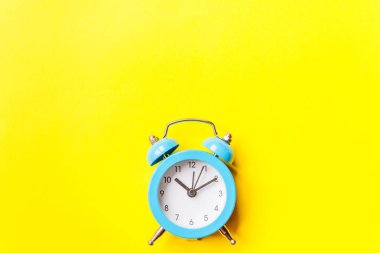 Zil çift çan vintage klasik çalar saat Sarı renkli trendy modern arka plan izole. Dinlenme saatleri hayatın günaydın sabah ları uyanık uyanma kavramı