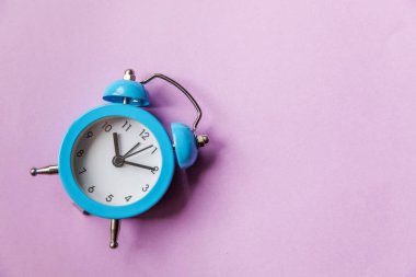Zil ikiz çan vintage klasik çalar saat Mor mor pastel renkli arka plan izole. Dinlenme saatleri hayatın günaydın sabah ları uyanık uyanma kavramı