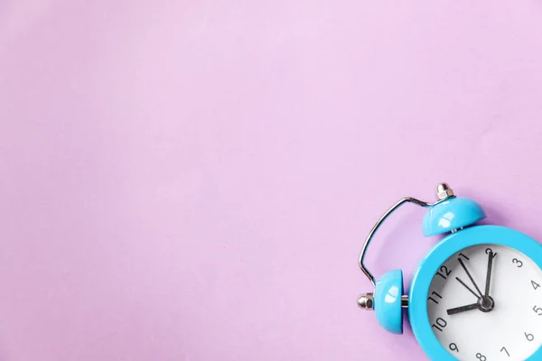 Ringing twin bell vintage classic alarm clock Isolated on purple violet pastel colourful background. Rest hours time of life good morning night wake up awake concept — Stock Photo, Image