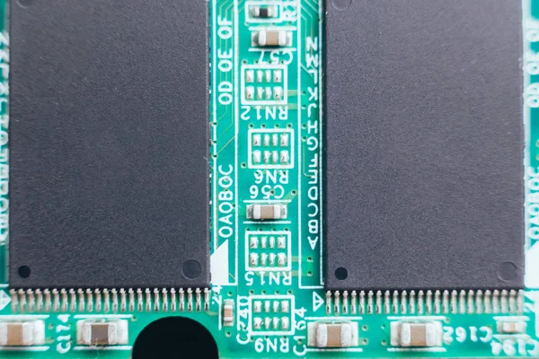 回路基板の修復。電子ハードウェアの現代技術。マザーボード パソコン デジタル チップ — ストック写真